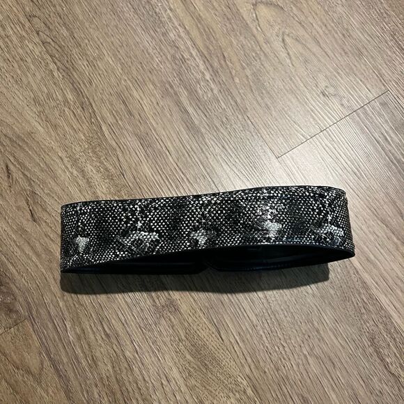 Women's Snakeskin Print Square Buckle Belt - Picture 4 of 6